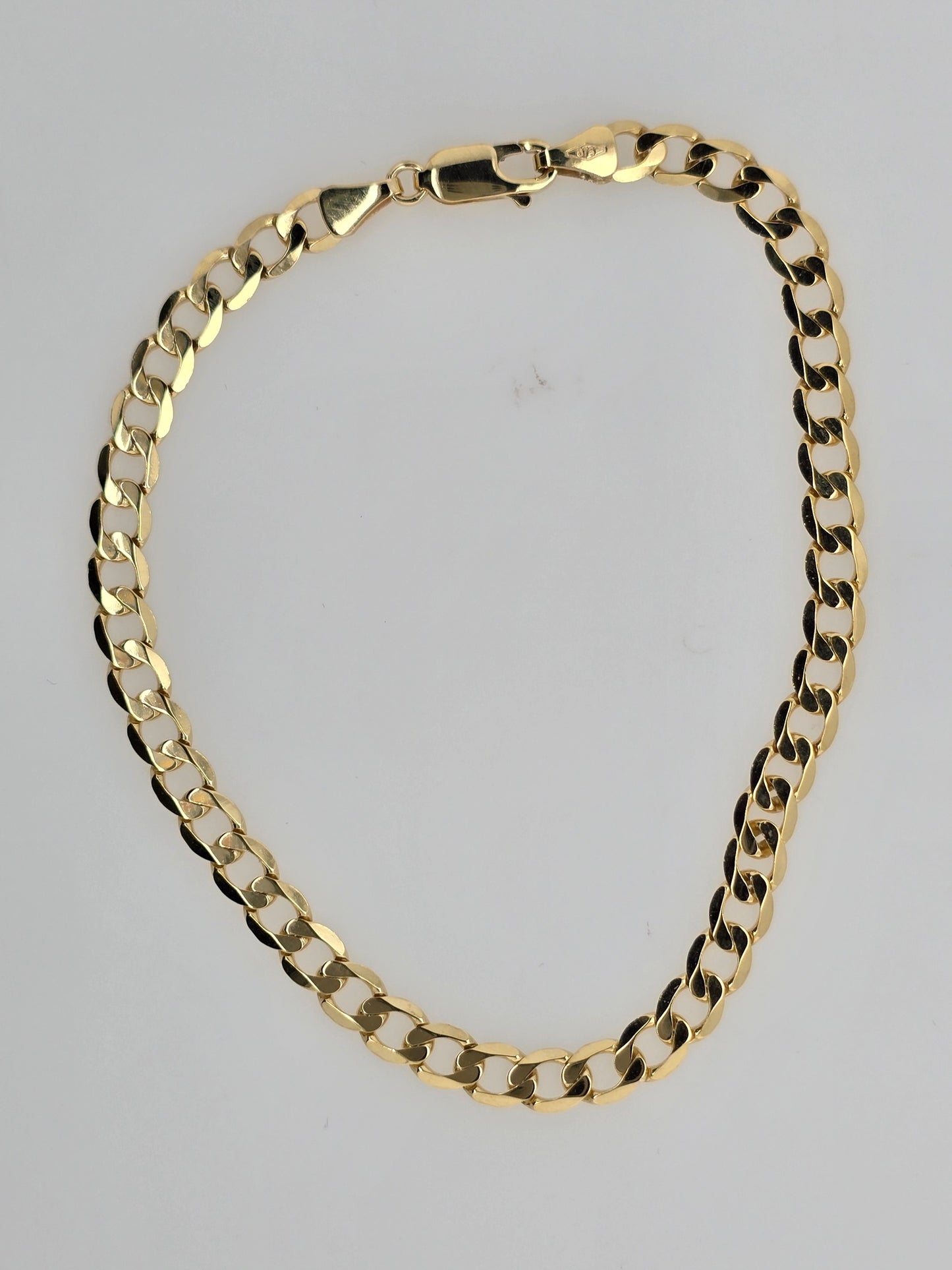 9CT YELLOW GOLD SOLID 21CM DIAMOND CUT CURB BRACELET.