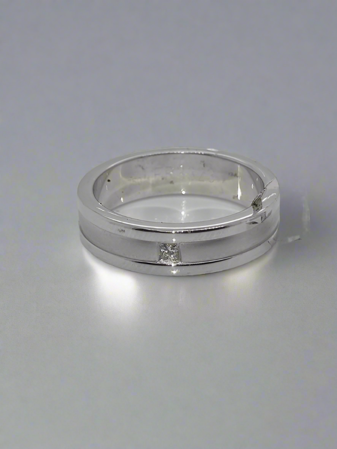 18CT WHITE GOLD DIAMOND RING