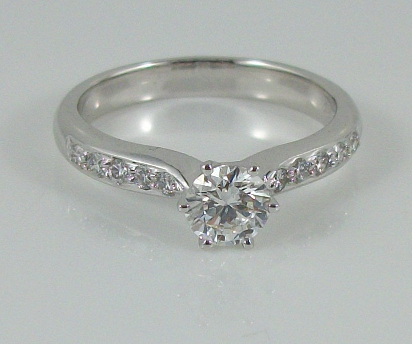 18CT WHITE GOLD DIAMOND RING