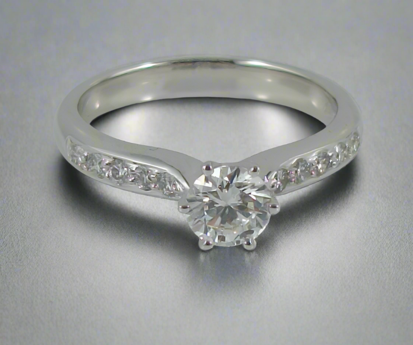 18CT WHITE GOLD DIAMOND RING