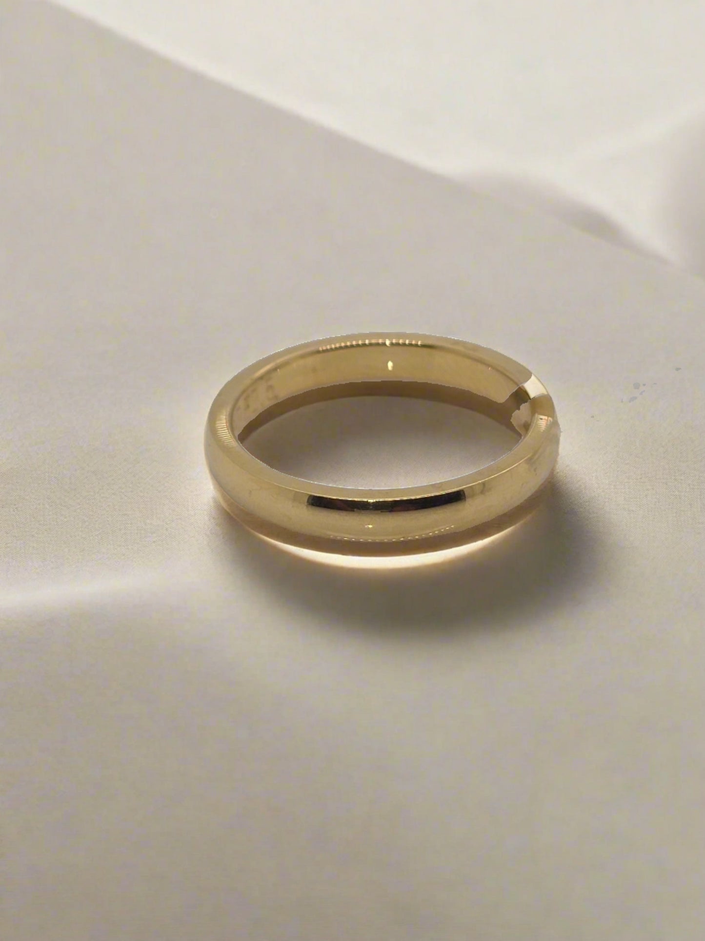 18CT YELLOW GOLD 2.5MM X 1.6MM HIGH DOME EDGE EZI RING SIZE K