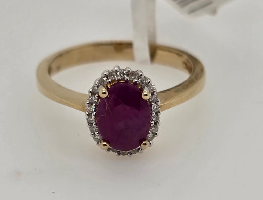 9CT YELLOW GOLD OVAL RUBY AND DIAMOND RING.