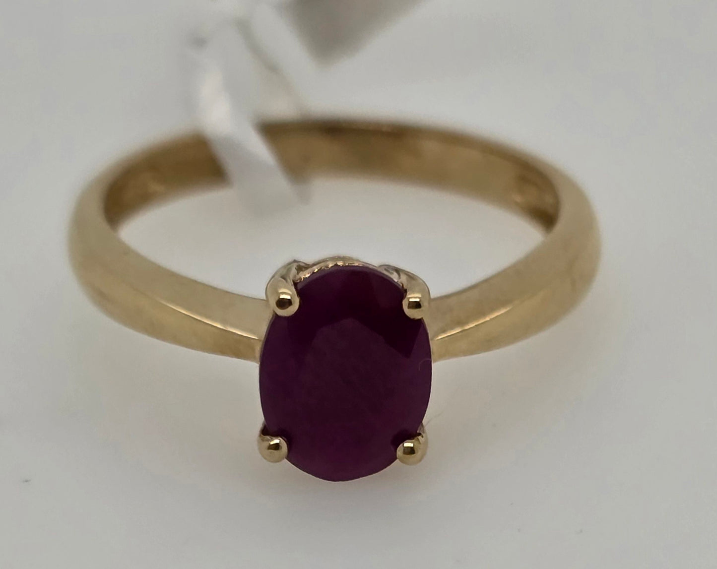 9CT YELLOW GOLD RUBY RING.