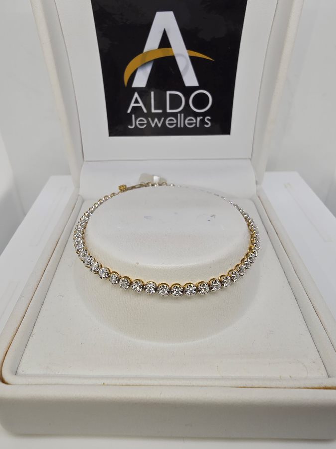 18CT YELLOW GOLD 18CM DIAMOND TENNIS BRACELET