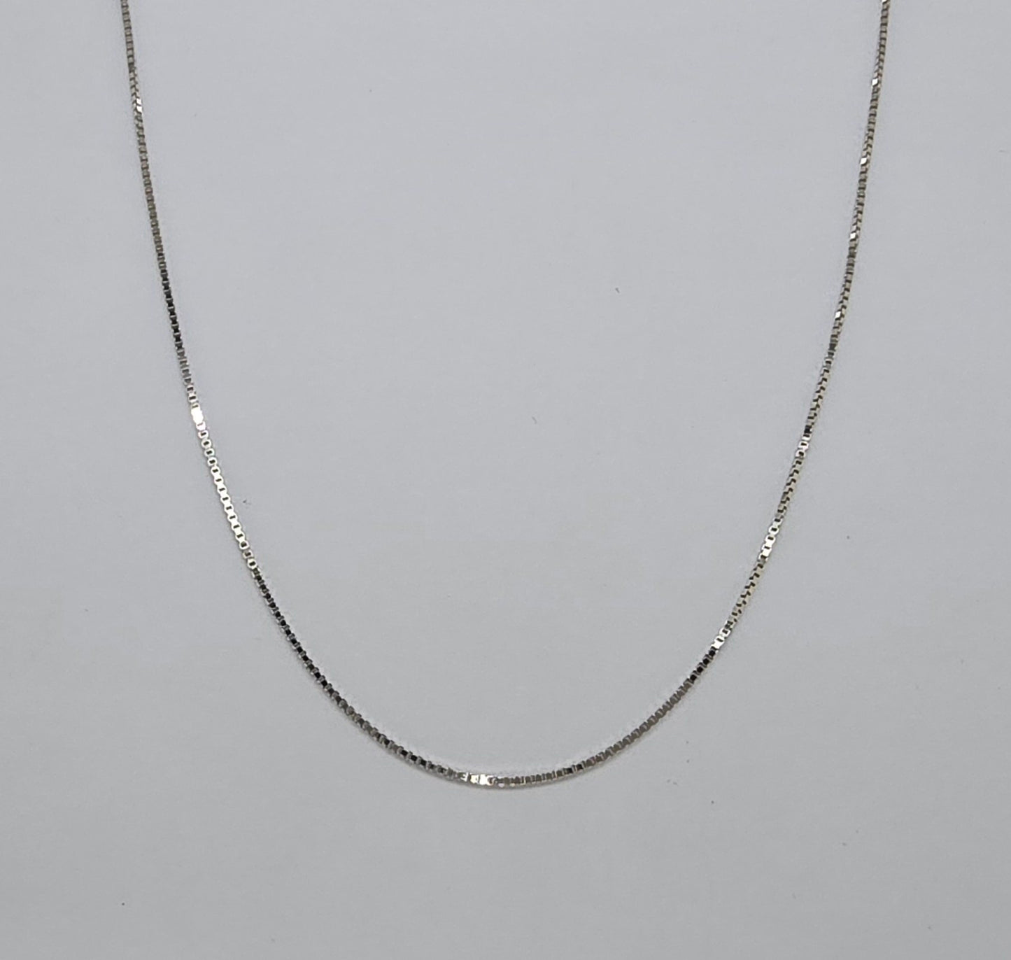 9CT WHITE GOLD IMPORTED ITALIAN BOX CHAIN.