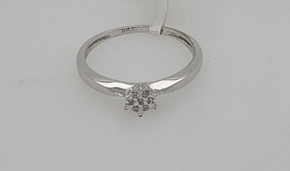 9CT WHITE GOLD DIAMOND CLUSTER RING.