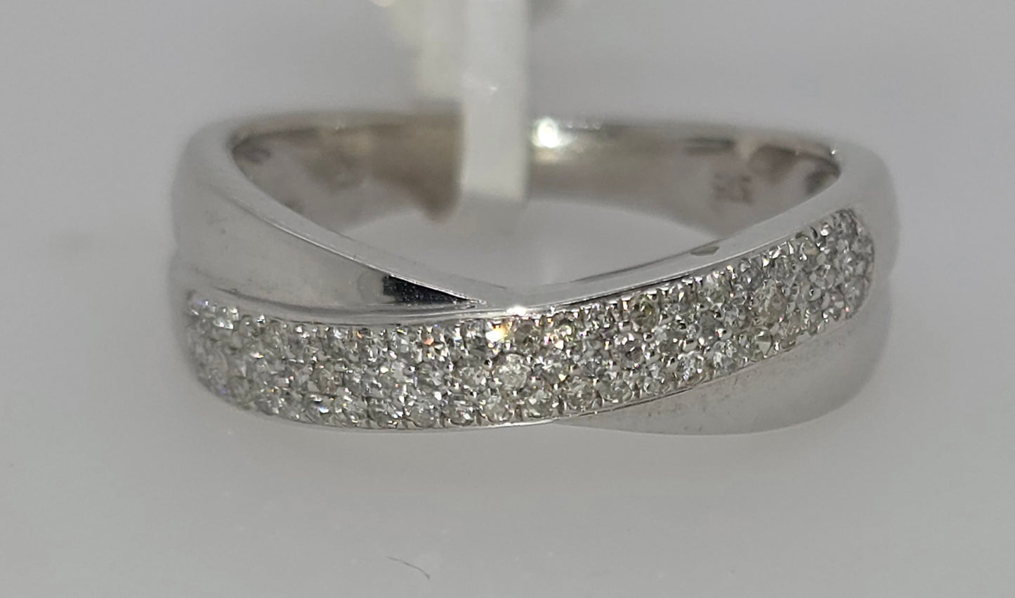 9CT WHITE GOLD CROSS OVER DIAMOND RING.