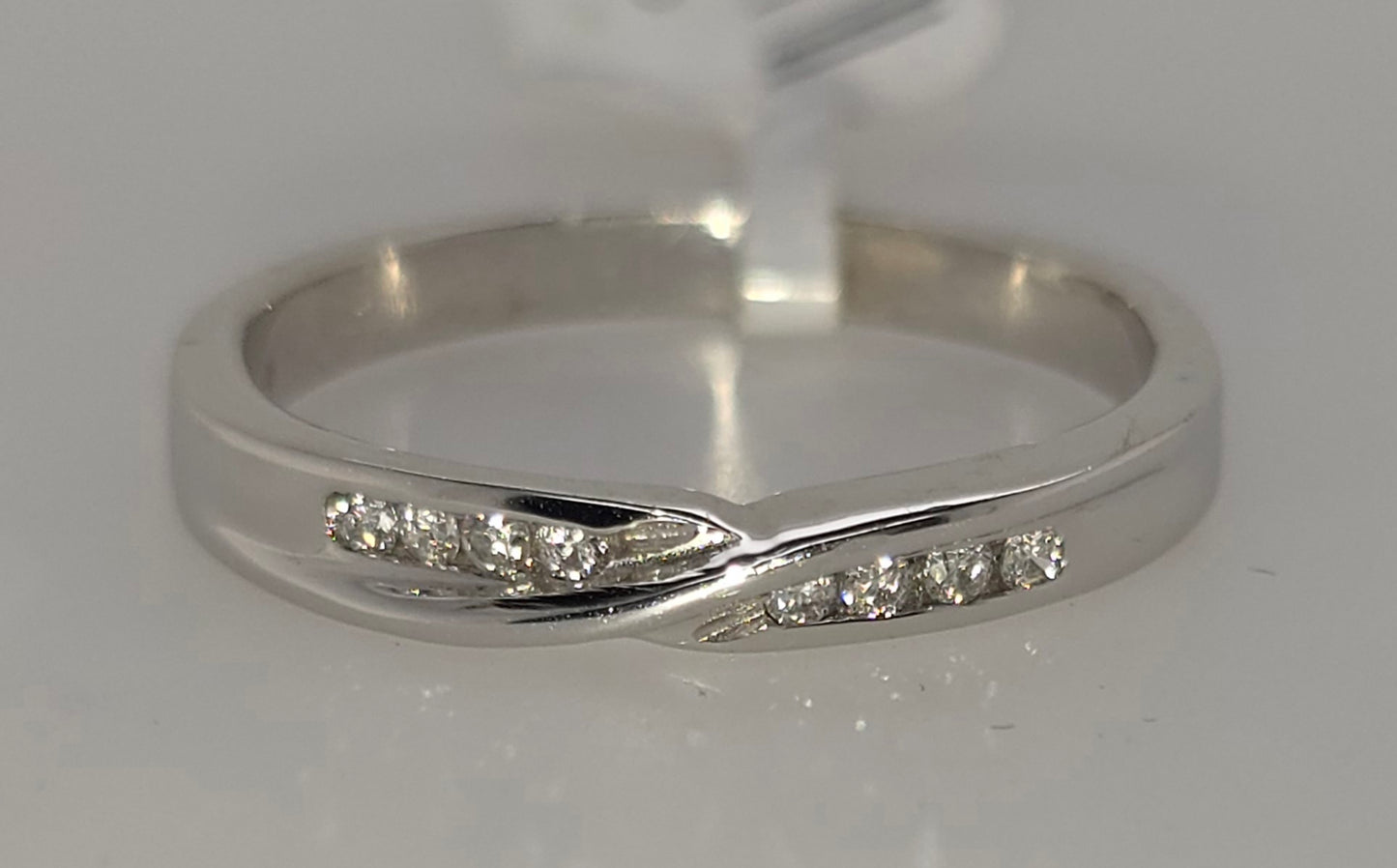 9CT WHITE GOLD DIAMOND RING.