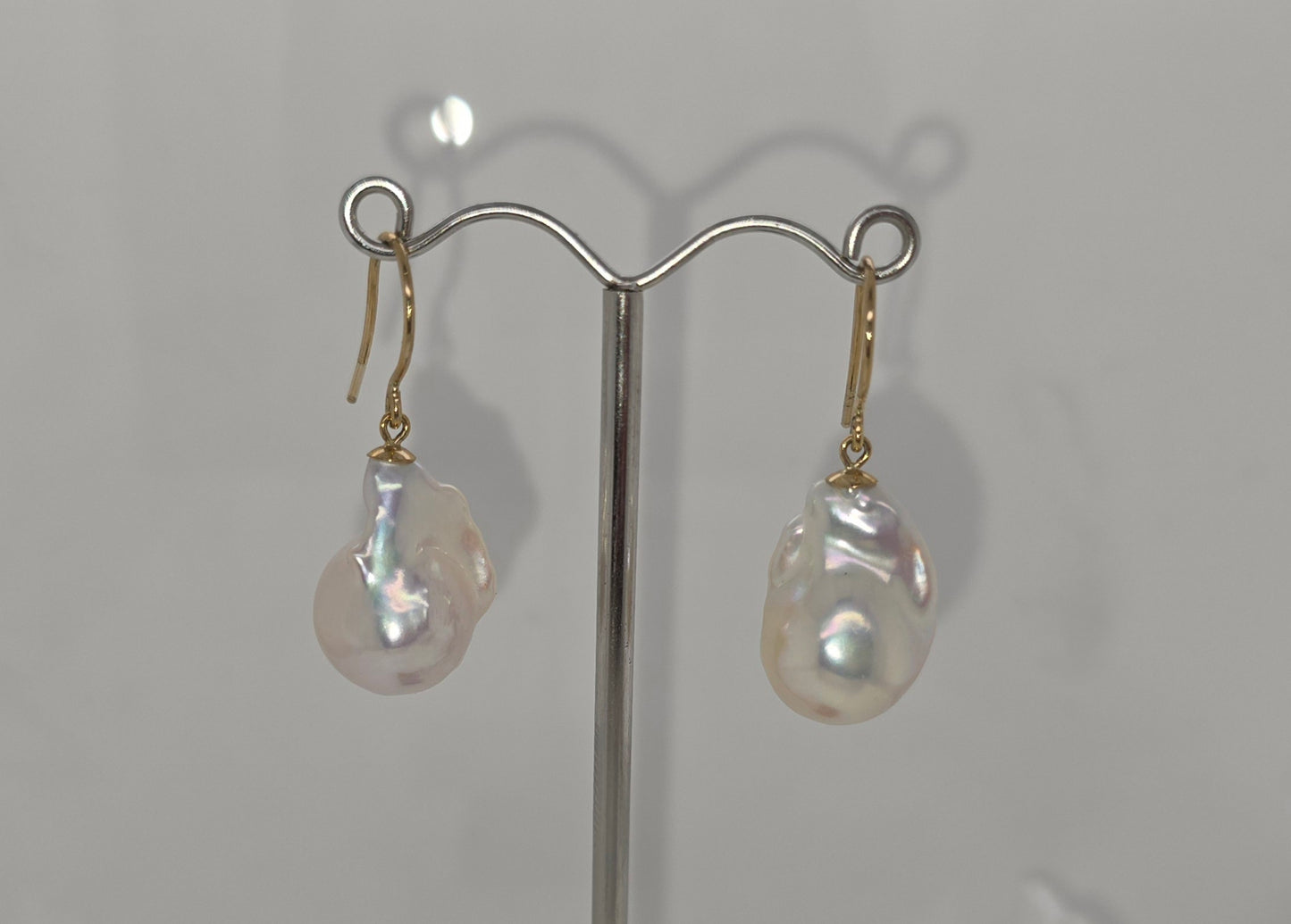 9CT YELLOW GOLD CULTURED FRESHWATER PEARL HOOK EARRINGS.