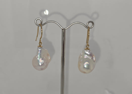 9CT YELLOW GOLD CULTURED FRESHWATER PEARL HOOK EARRINGS.