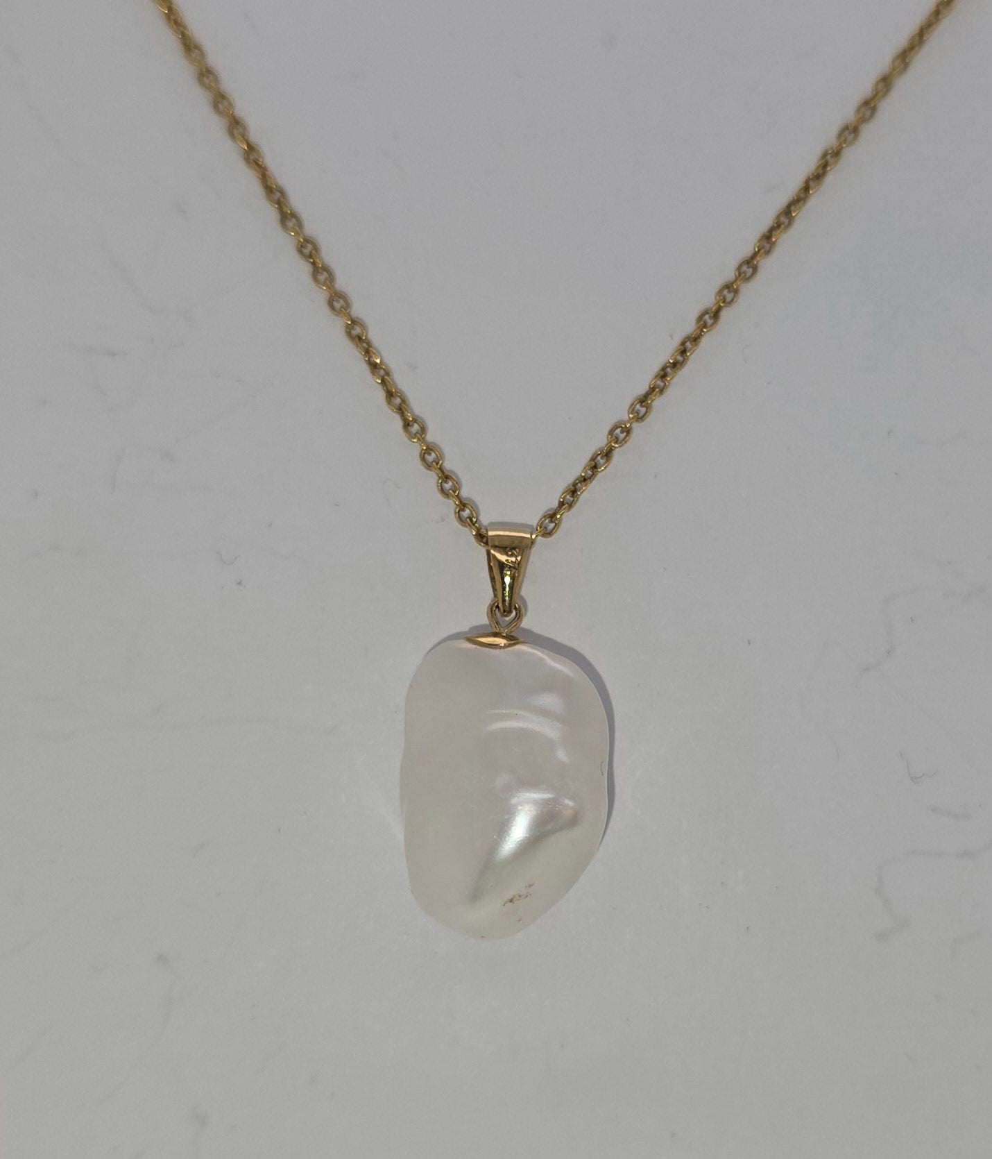 9CT YELLOW GOLD 13MM AAA BAROQUE FRESHWATER PEARL PENDANT.