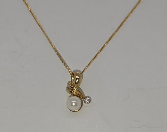 9CT YELLOW GOLD DIAMOND AND FRESHWATER PEARL PENDANT.