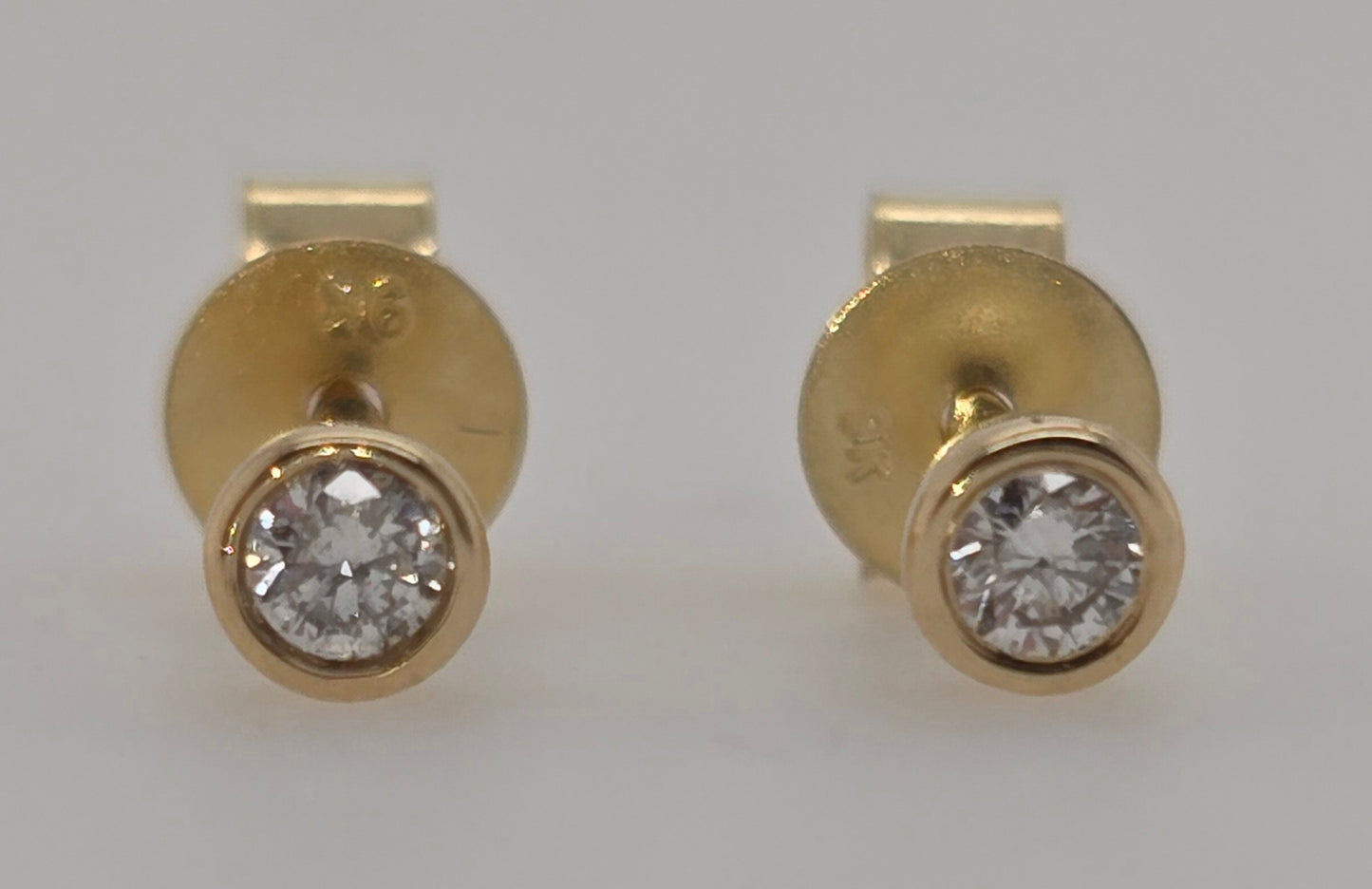 9CT YELLOW GOLD DIAMOND STUDS.