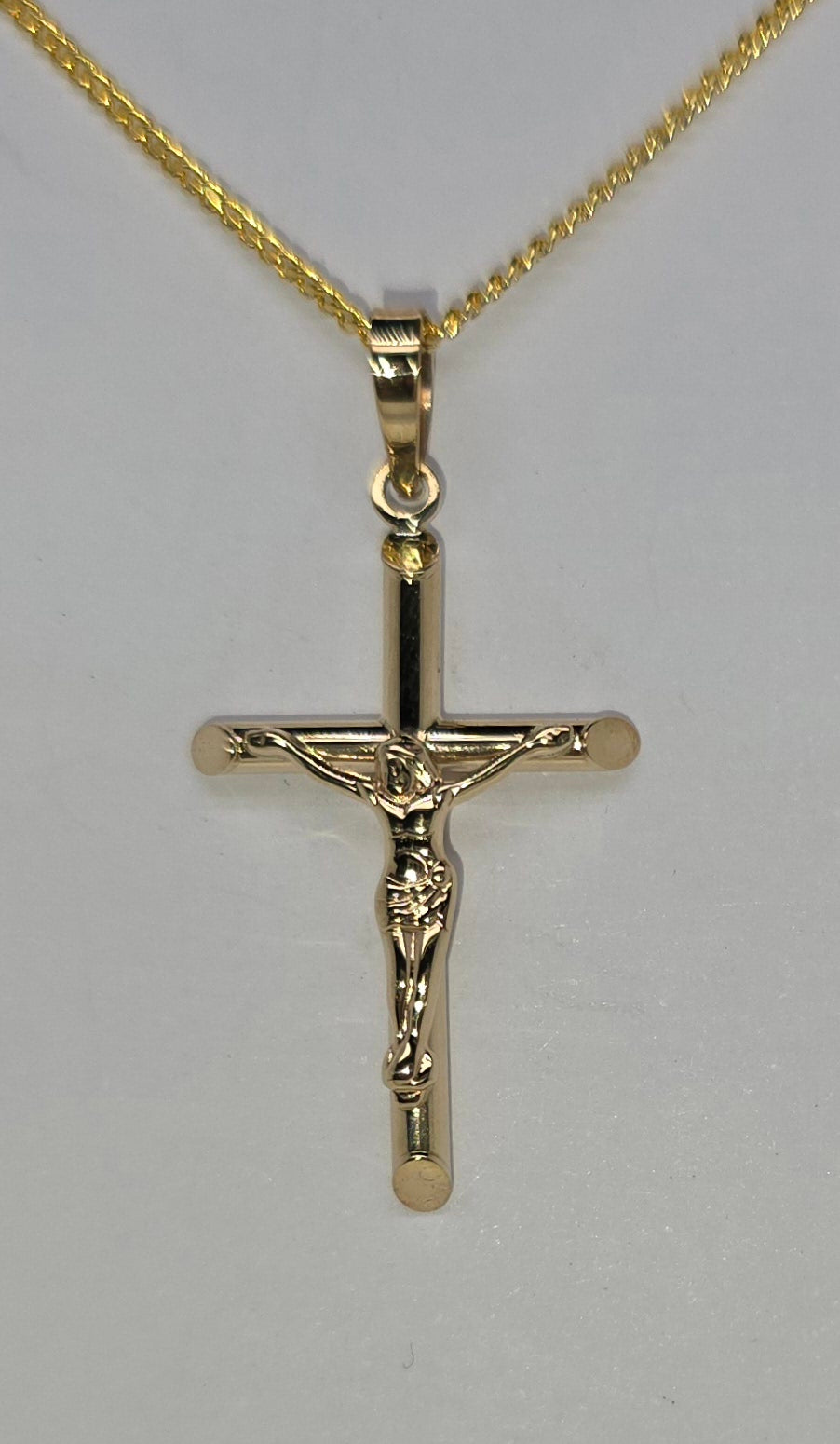 9CT YELLOW GOLD CRUCIFIX PENDANT.