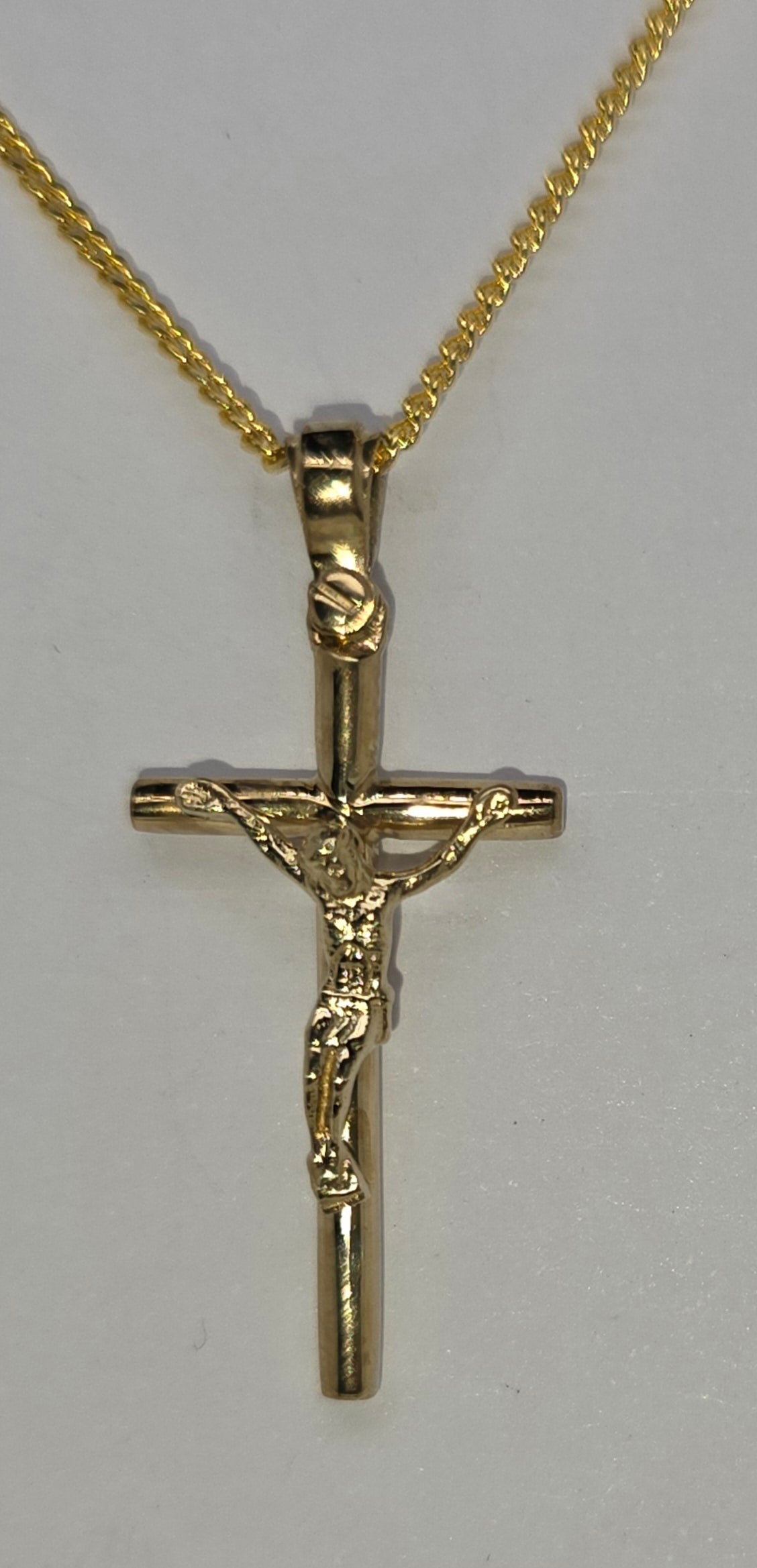 9CT YELLOW GOLD CRUCIFIX PENDANT.