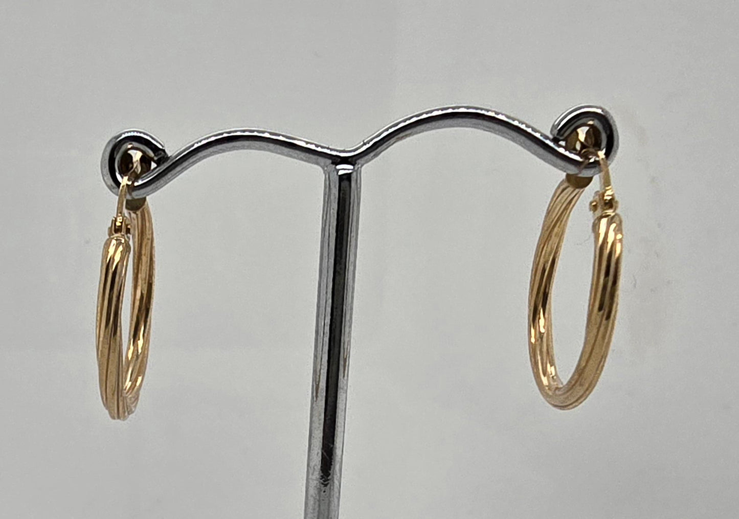 9CT YELLOW GOLD TWIST HOOP EARRINGS.