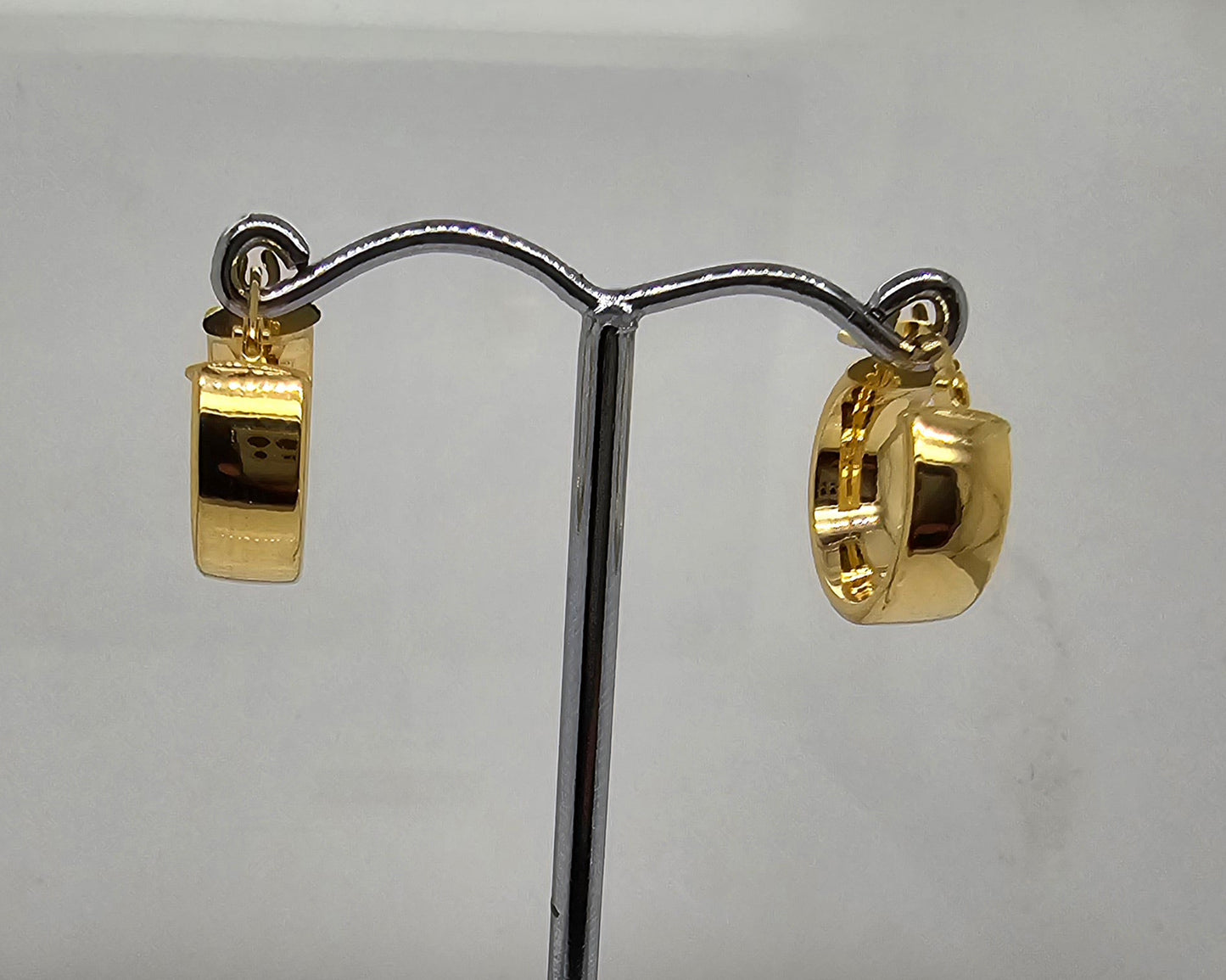 9CT YELLOW GOLD HOOP EARRINGS.