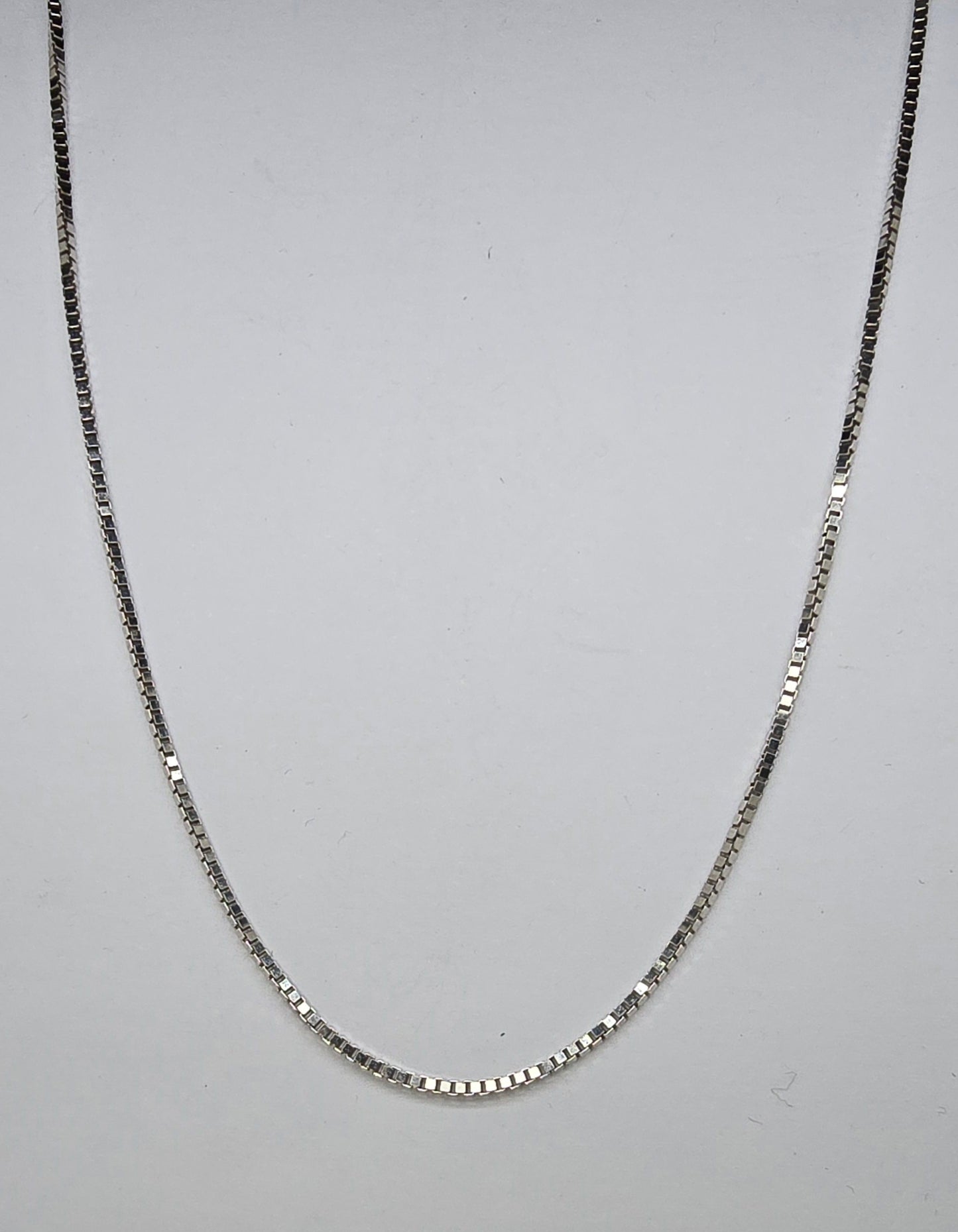 18CT WHITE GOLD WIDE DIAMOND CUT 50CM BOX CHAIN.