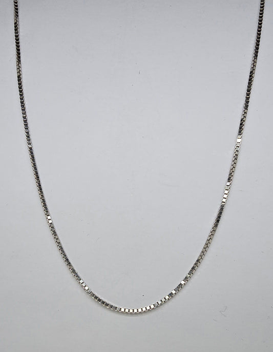 18CT WHITE GOLD WIDE DIAMOND CUT 50CM BOX CHAIN.