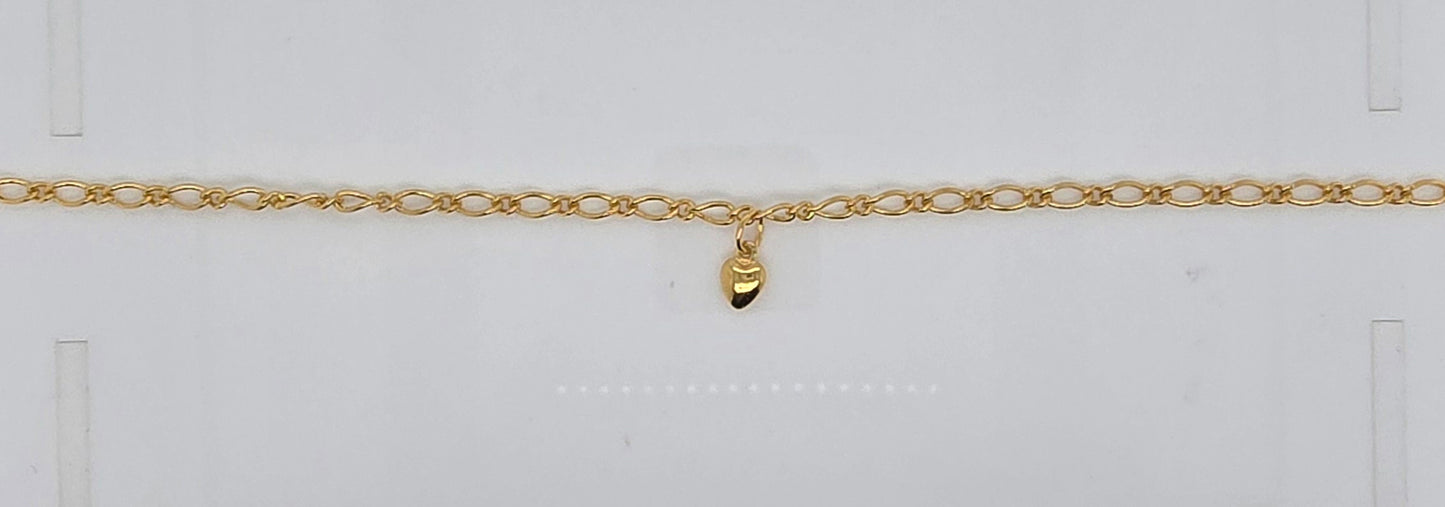 9CT YELLOW GOLD 25CM OVAL 1 X 1 FIGARO ANKLET WITH HEART CHARM.