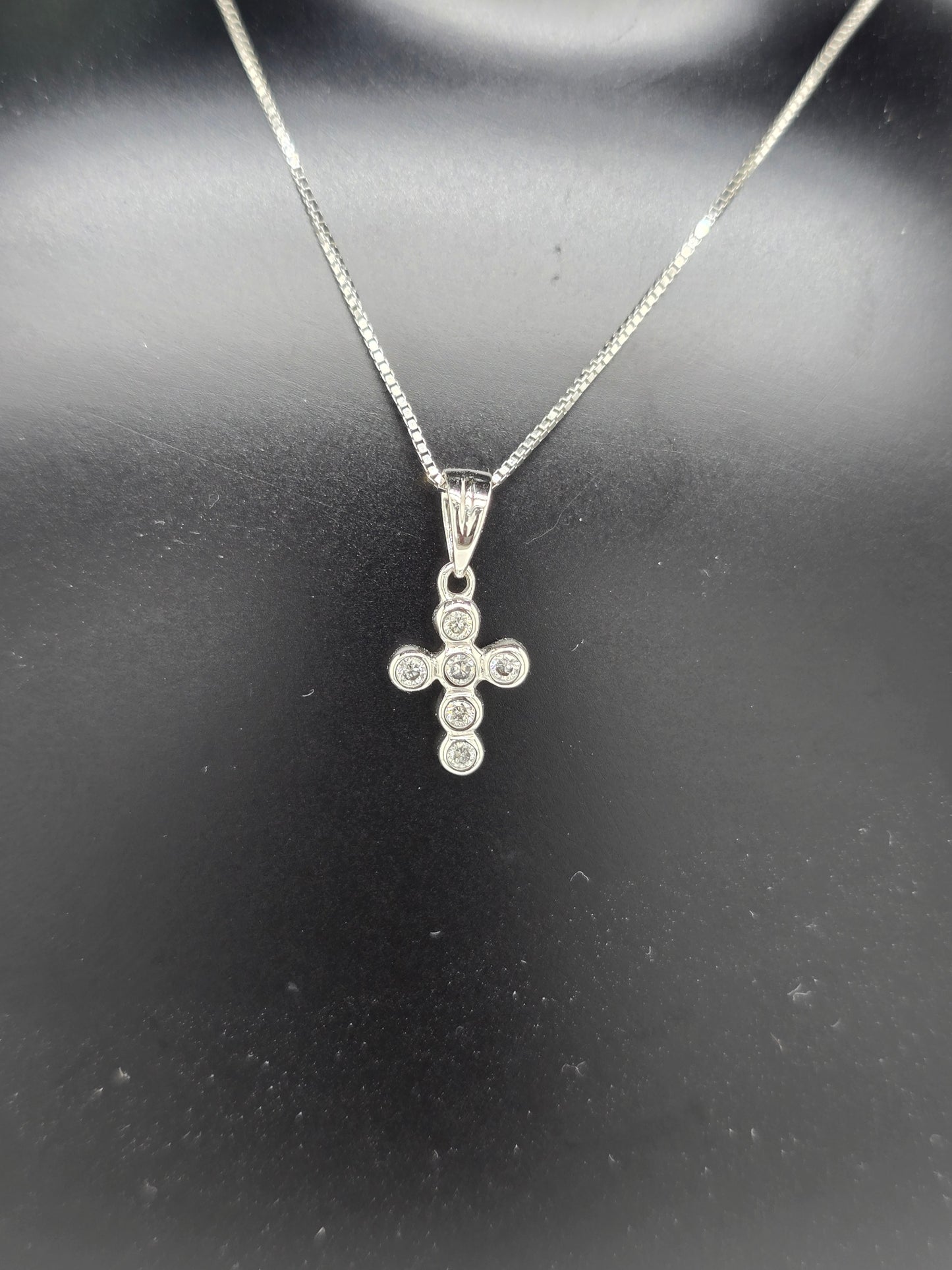 9CT WHITE GOLD BEZEL SET DIAMOND CROSS PENDANT