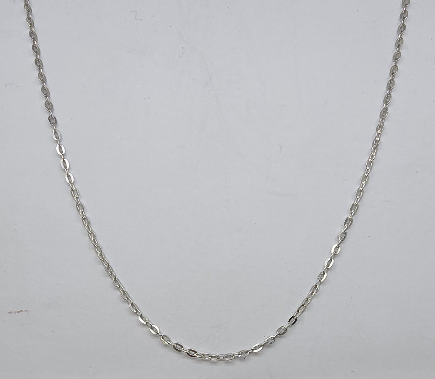 18CT WHITE GOLD IMPORTED ITALIAN OVAL LINK CHAIN 45CM X .9MM WIDE 1.7GRAMS.