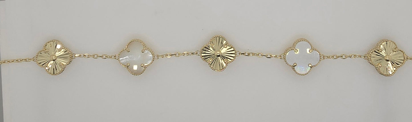 9CT YELLOW GOLD IMPORTED 18-20CM 5 X 13MM REVERSIBLE GOLD AND MOTHER OF PEARL CLOVER BRACELET 7.45GRAMS.