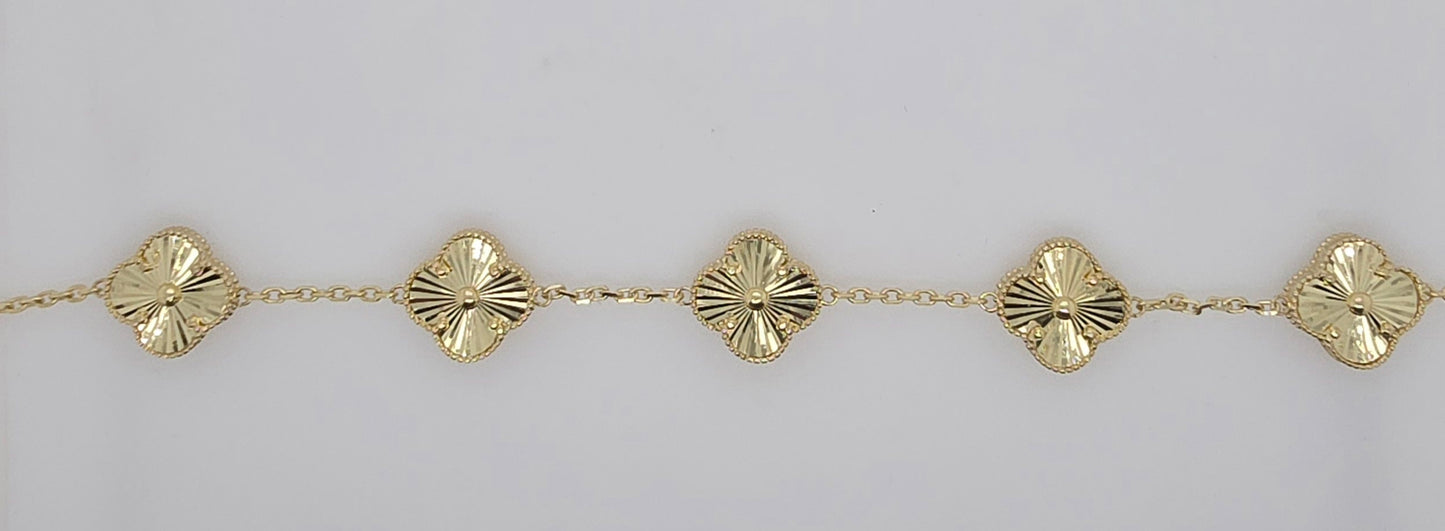 9CT YELLOW GOLD IMPORTED 18-20CM 5 X 13MM REVERSIBLE GOLD AND MOTHER OF PEARL CLOVER BRACELET 7.45GRAMS.