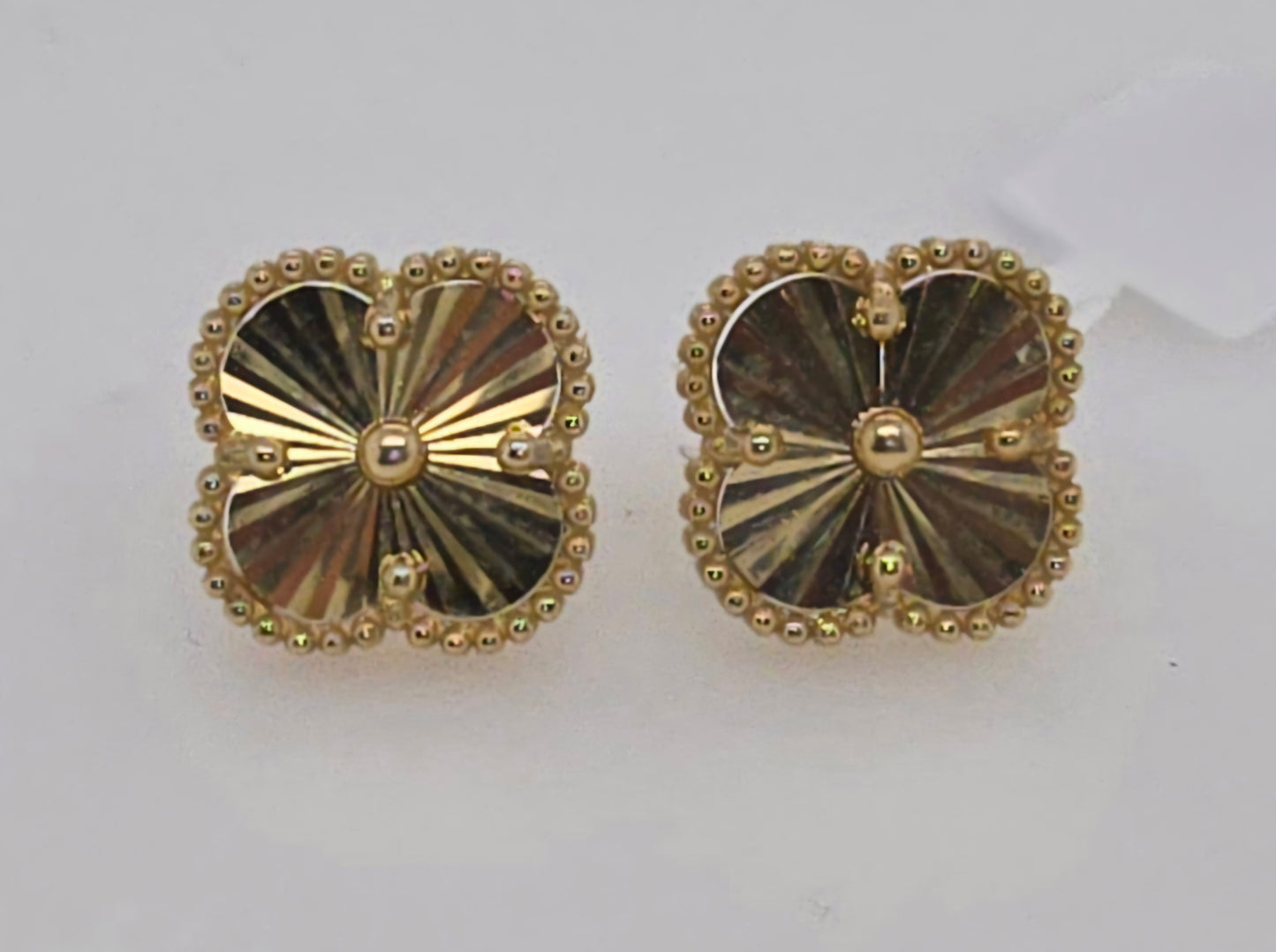 9CT YELLOW GOLD IMPORTED FANCY CLOVER 14MM STUD EARRINGS.