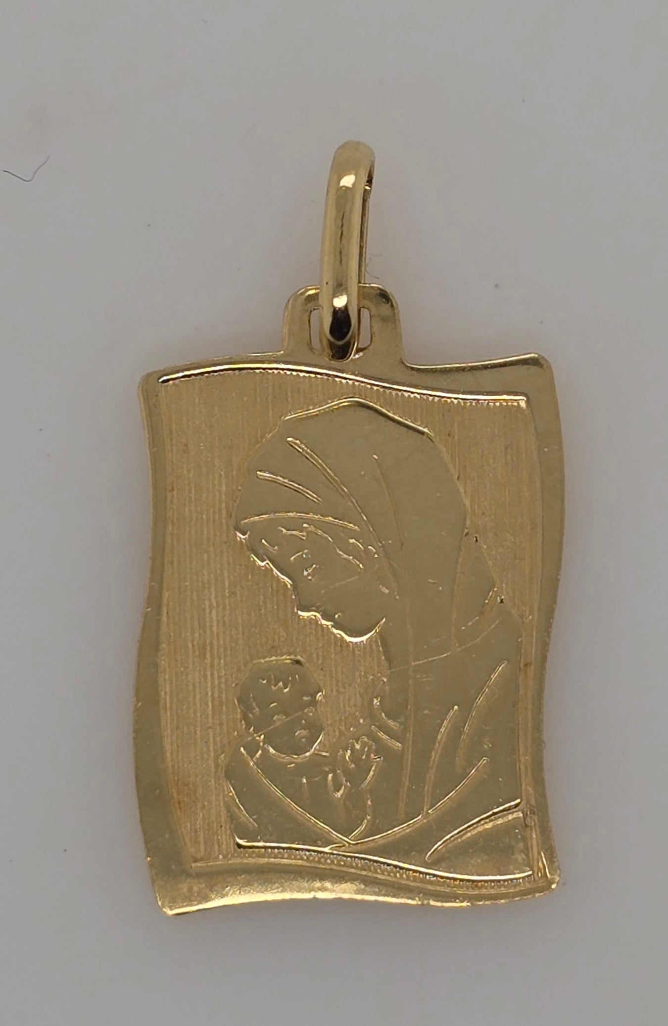 18CT YELLOW GOLD IMPORTED 20MM X 16MM MADONNA VIRGIN MARY PENDANT.