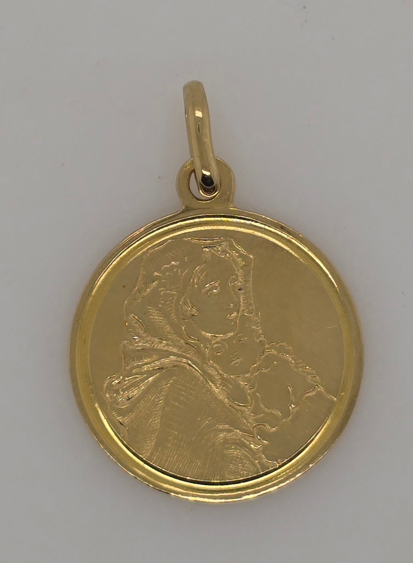 18CT YELLOW GOLD 20MM ROUND MADONNA VIRGIN MARY PENDANT.
