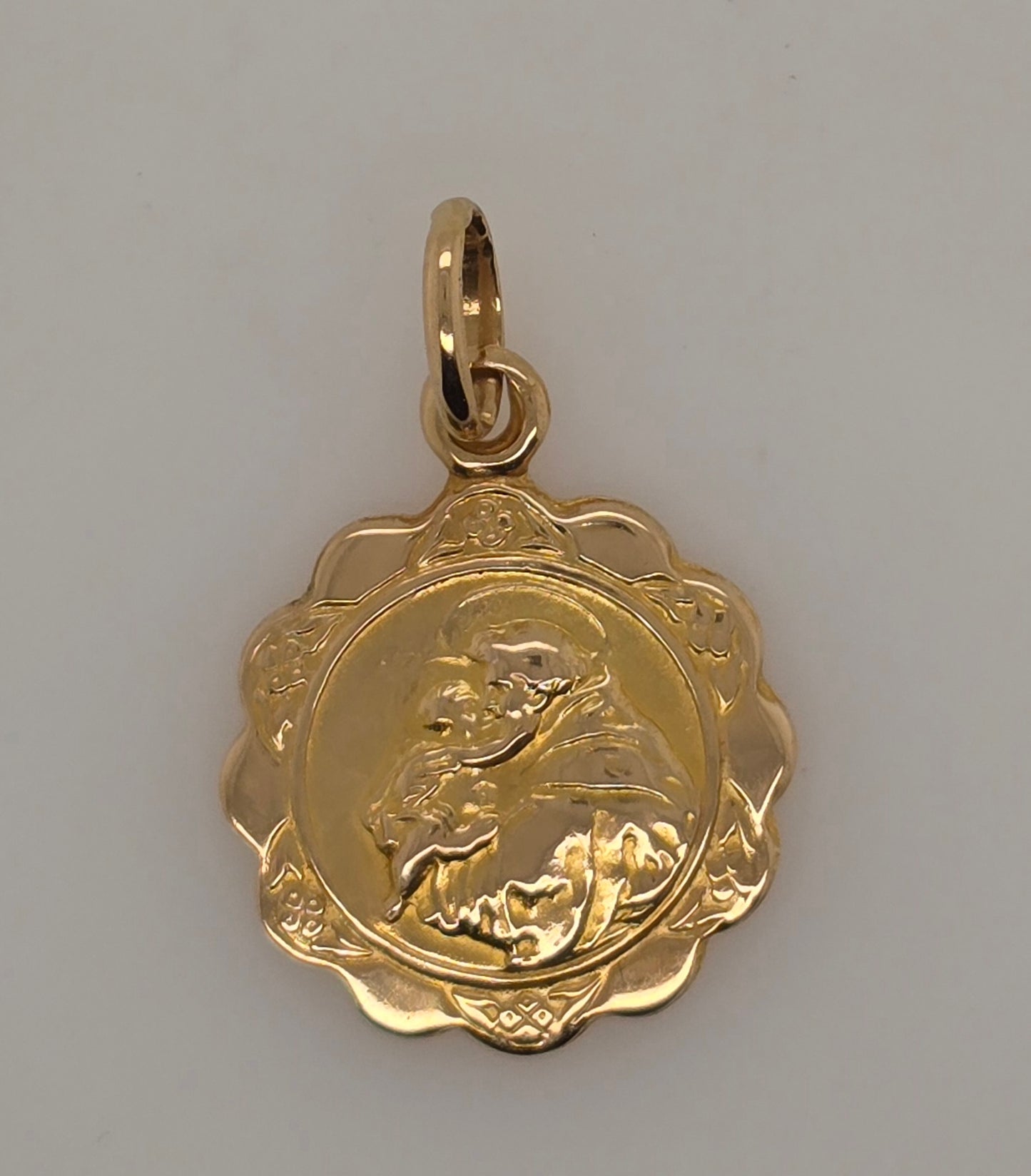 18CT YELLOW GOLD IMPORTED 16MM FANCY ST ANTHONY PENDANT.