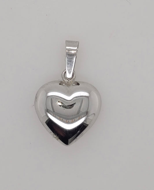 9CT WHITE GOLD PUFFY HEART PENDANT.