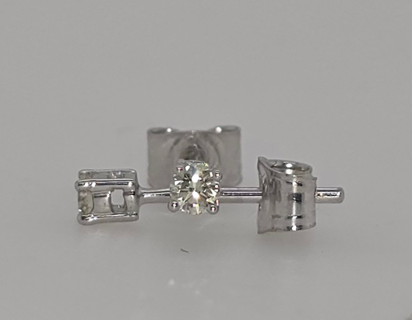 9CT WHITE GOLD DIAMOND STUD EARRINGS.