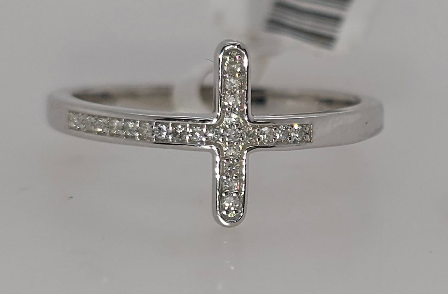 10CT WHITE GOLD DIAMOND CROSS RING.