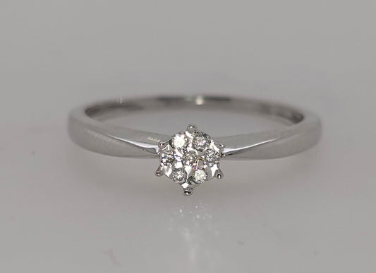 9CT WHITE GOLD DIAMOND CLUSTER RING.