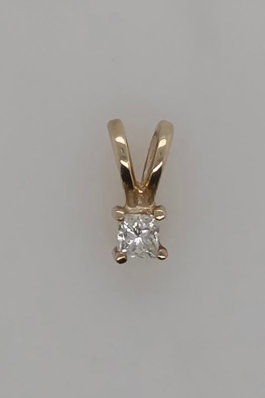 9CT YELLOW GOLD PRINCESS CUT SOLITARE DIAMOND PENDANT.