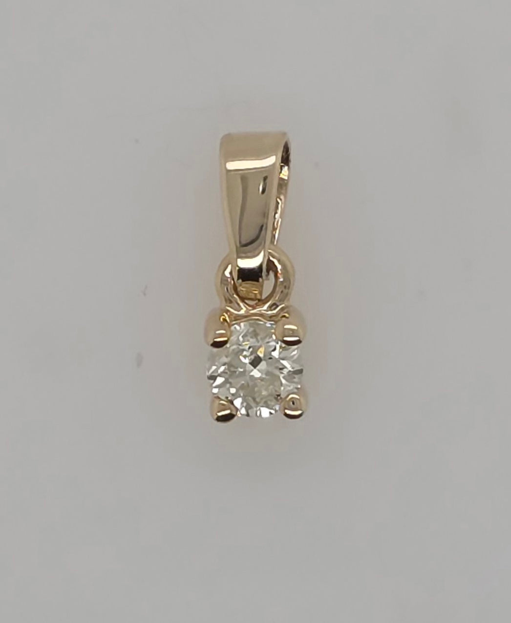 9CT YELLOW GOLD 4 CLAW SET ROUND BRILLIANT CUT DIAMOND SOLITAIRE 0.15CT PENDANT.