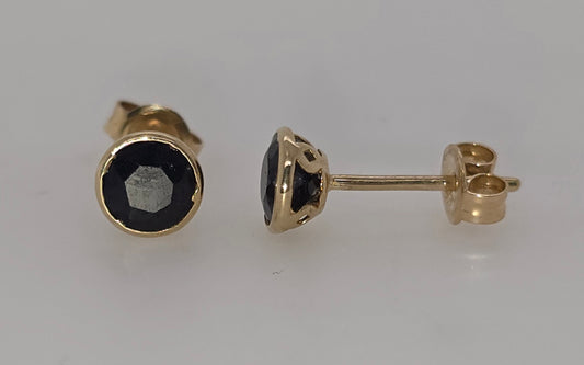 9CT YELLOW GOLD 5MM ROUND SAPPHIRE BEZEL SET STUD EARRINGS.