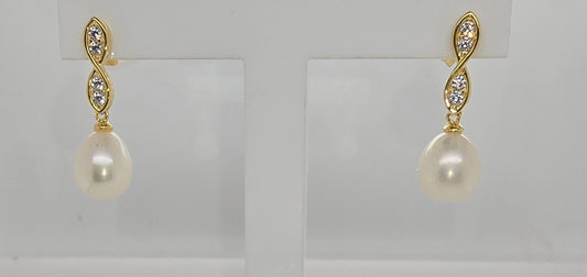 ELLANI GOLD PLATED CUBIC ZIRCONIA DROP EARRINGS WITH FRESHWATER PEARL. E526G