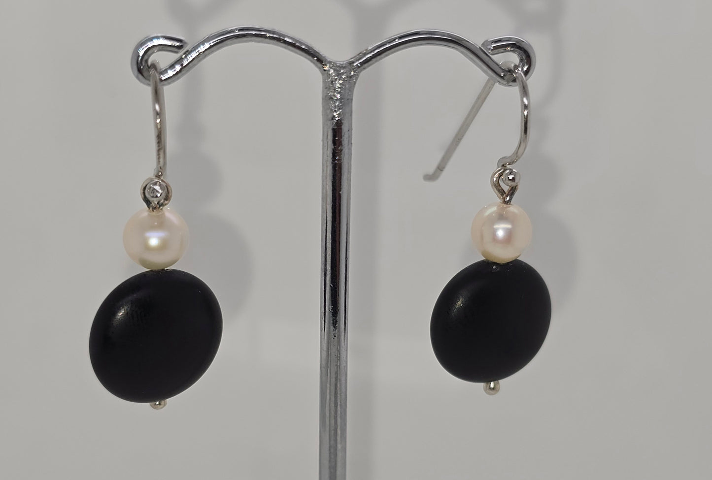 STERLING SILVER 6MM FRESHWATER PEARL AND 14MM DISC ONYX HOOK EARRINGS.