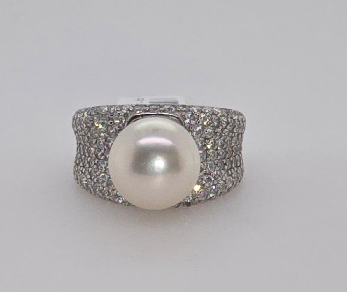 STERLING SILVER FRESHWATER PEARL AND PAVE SET CUBIC ZIRCONIA RING.