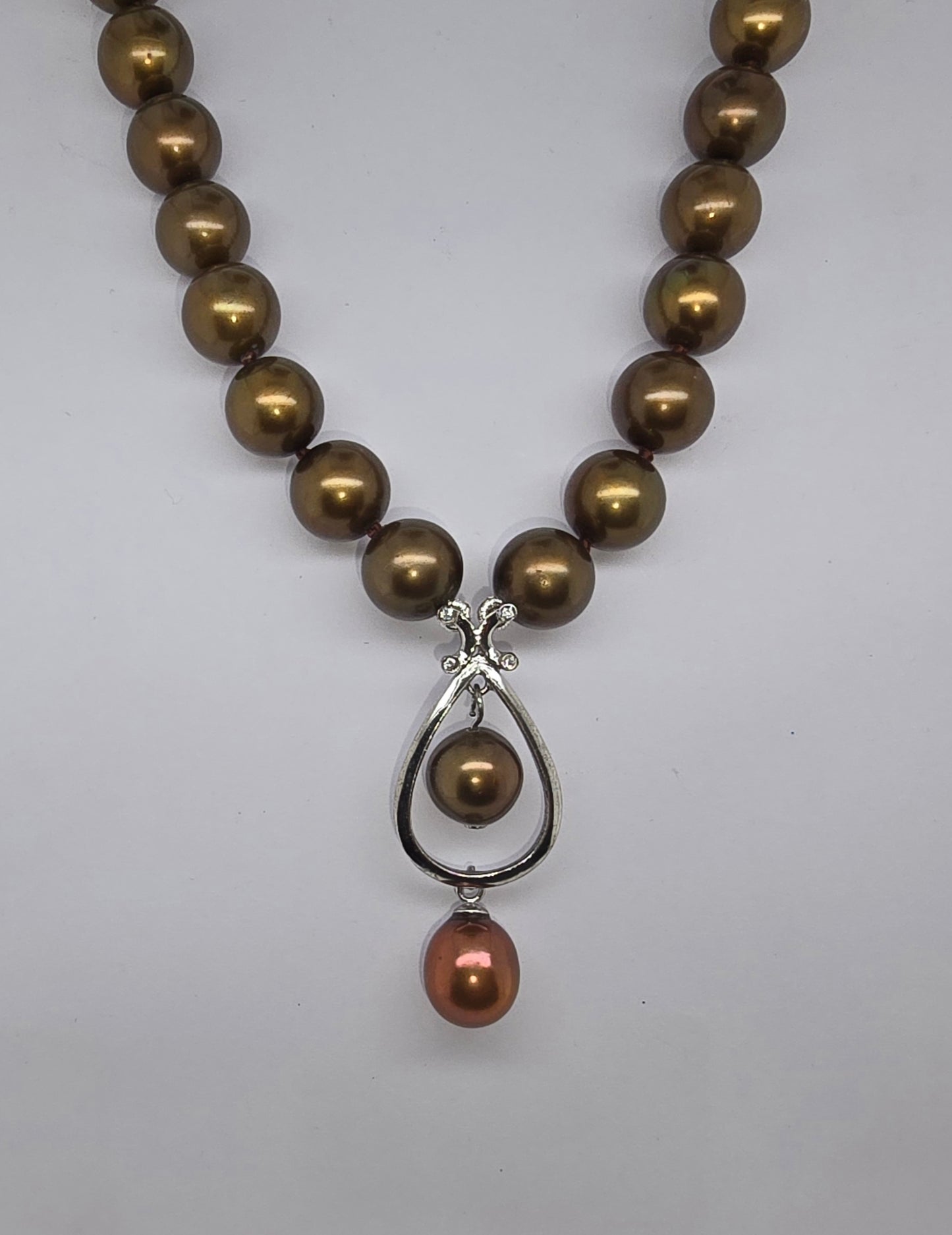 STERLING SILVER & 8-8.5MM BROWN FRESHWATER PEARL 45CM NECKLET WITH CUBIC ZIRCONIA DROP FEATURE.