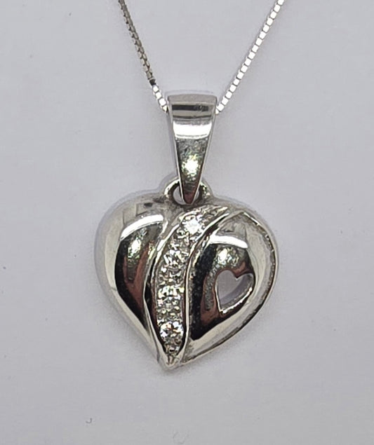 18CT WHITE GOLD DIAMOND HEART PENDANT