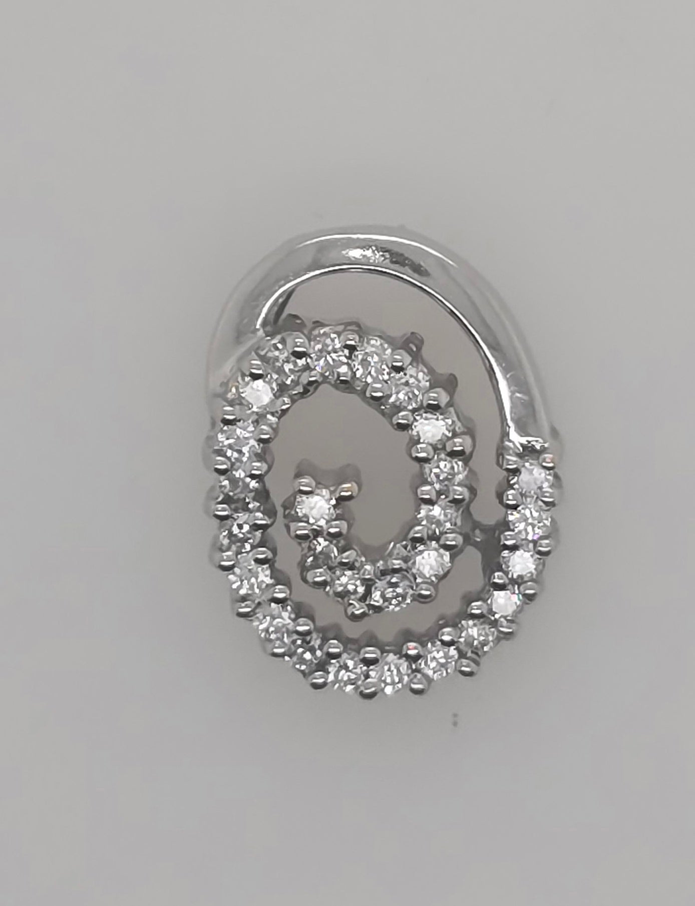 18CT WHITE GOLD DIAMOND PENDANT