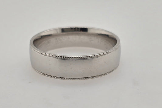 9CT WHITE GOLD 6MM X 1.5MM LUXURY FIT PATTERN RING. FINGER SIZE U