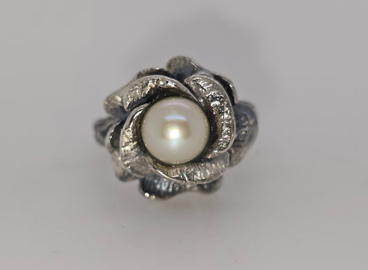 STERLING SILVER FLOWER RING WITH 7-7.5MM FRESHWATER PEARL CENTER.