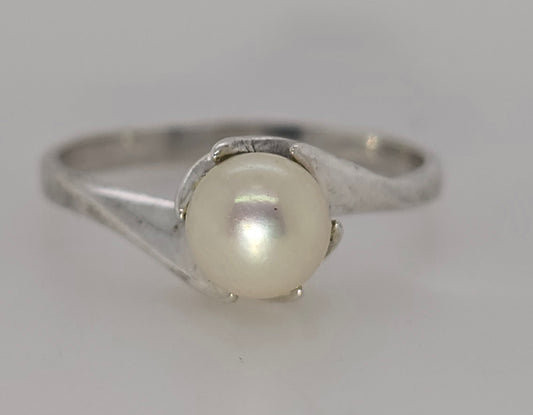 STERLING SILVER RING WITH 6MM FRESHWATER PEARL CENTER.