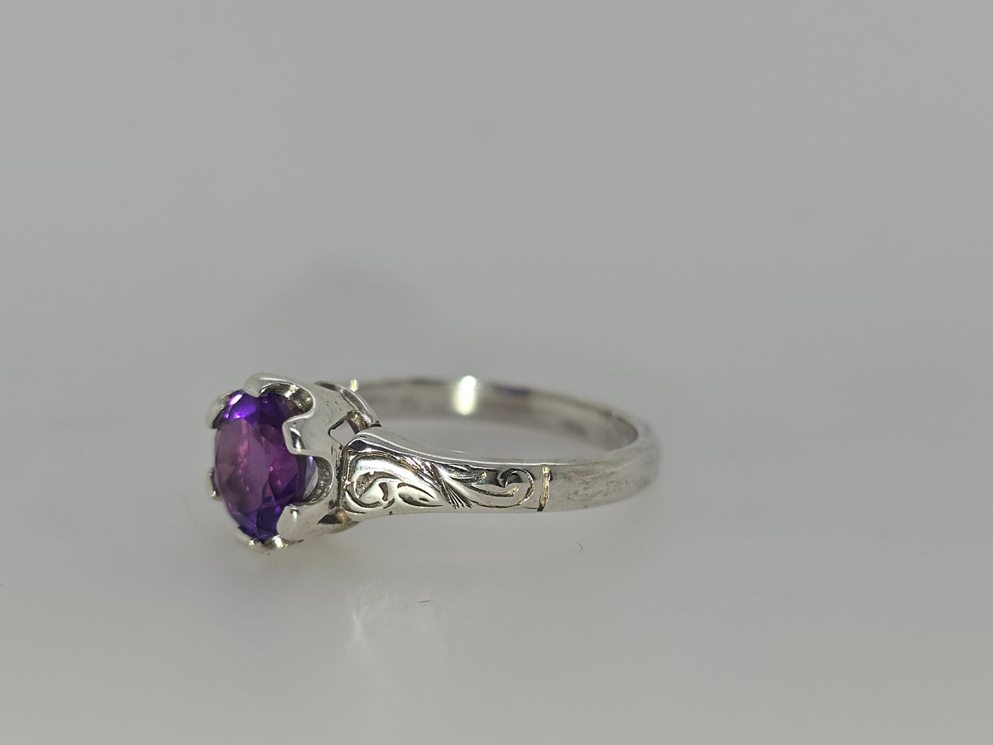 STERLING SILVER 6 CLAW SET 7MM ROUND AMETHYST RING.
