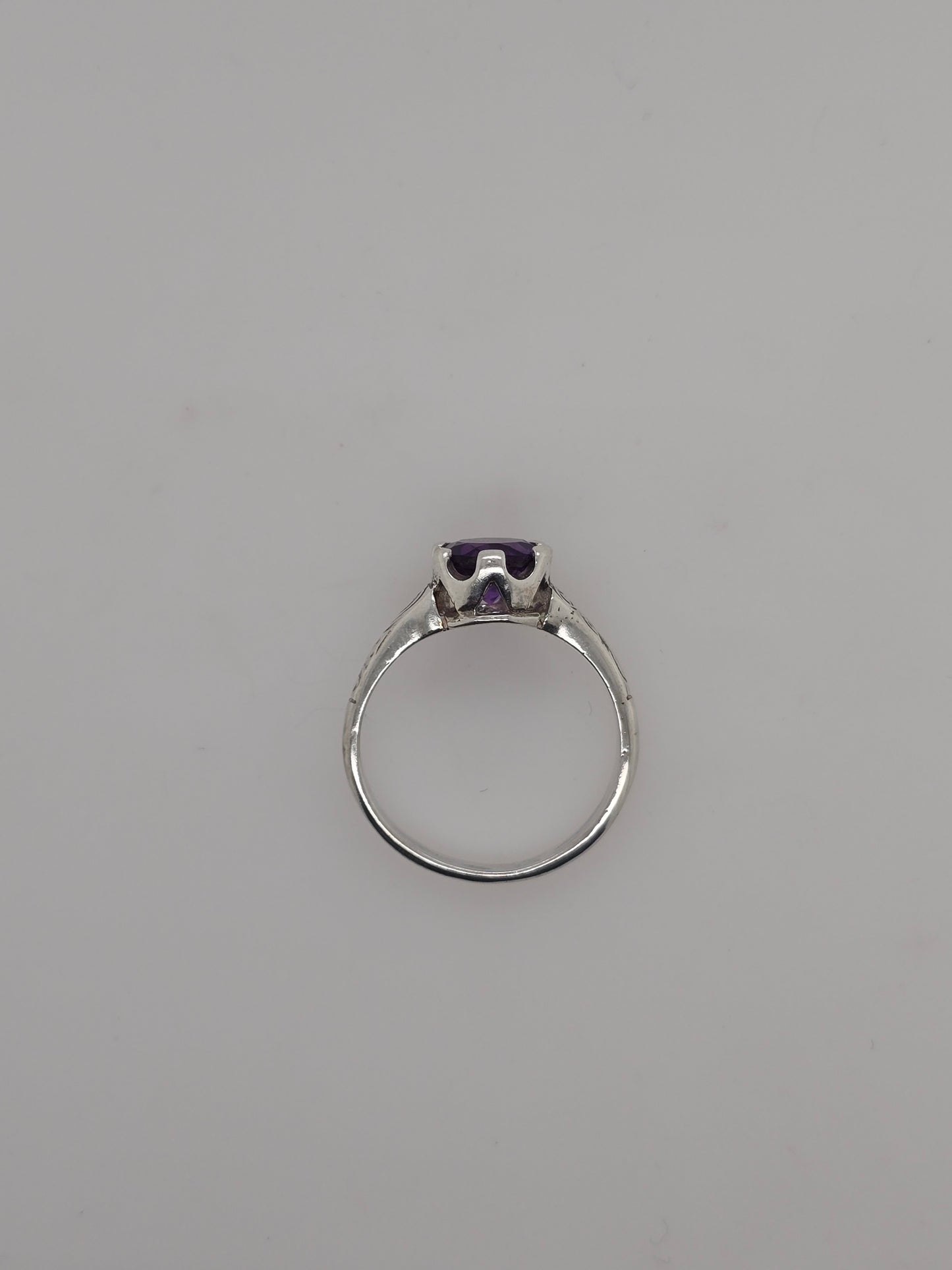 STERLING SILVER 6 CLAW SET 7MM ROUND AMETHYST RING.